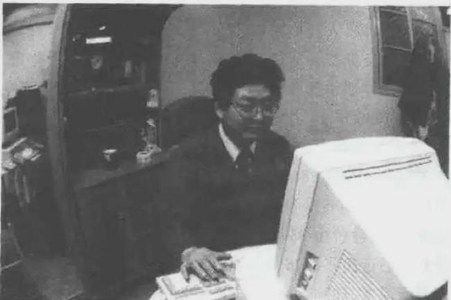 从厂工到亿万富翁，杨百万名利双收，如何诓骗数万股民倾家荡产？