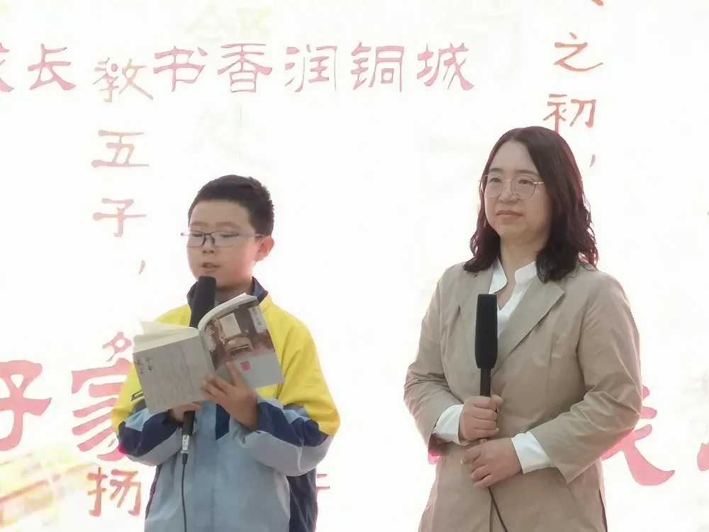 白银市妇联举办“诵国学经典·传优良家风”国际家庭日专场亲子阅读活动