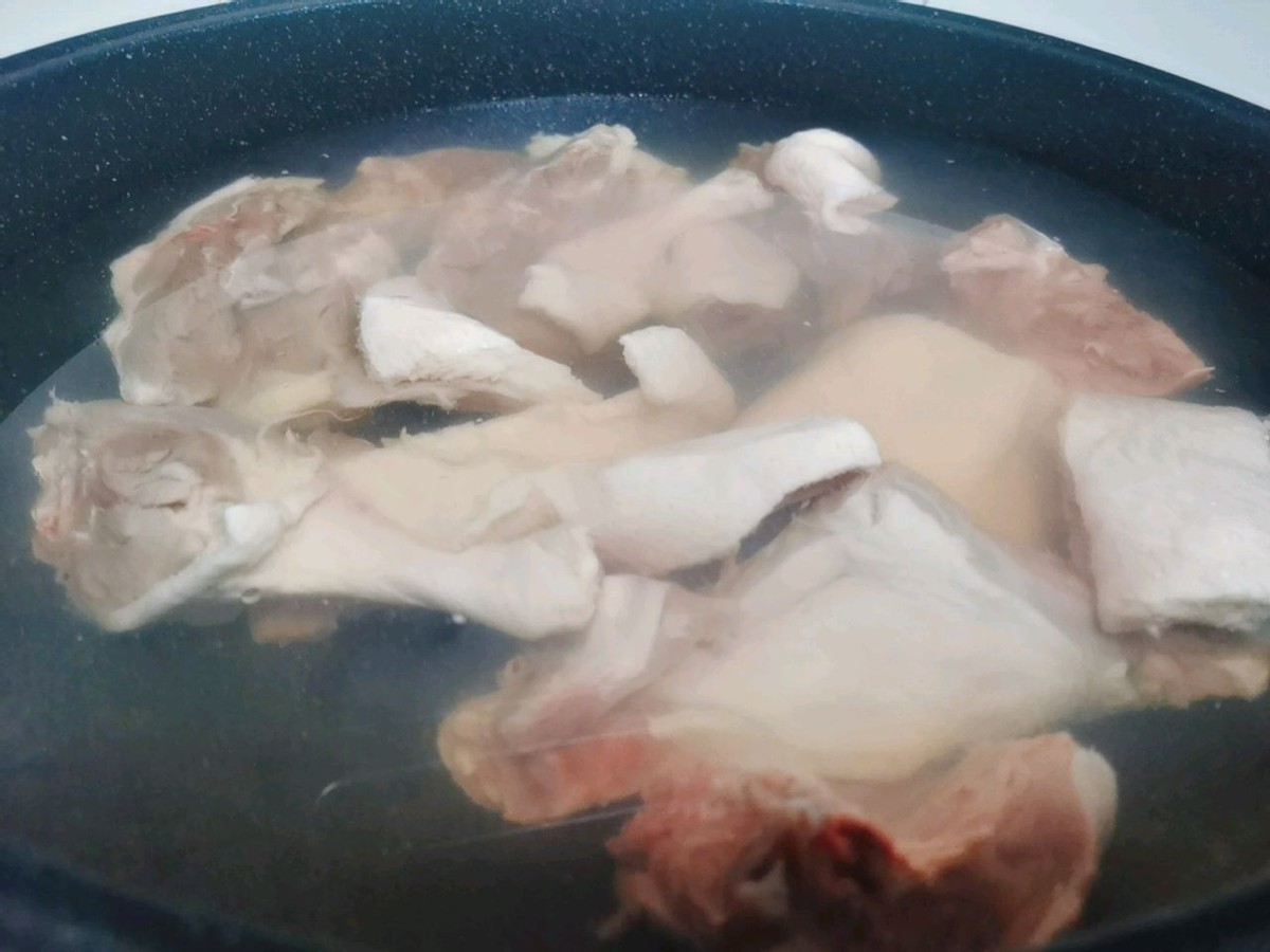 老姜和鸭肉一起炖煮，营养滋补，鲜美入味，好吃到舔手指