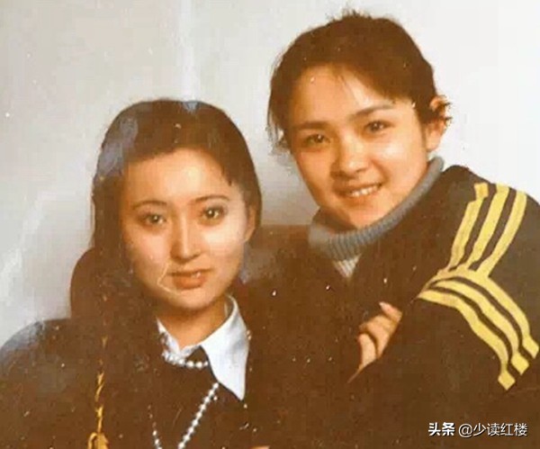 陳曉旭與身邊朋友罕見合影，脫下戲裝的她，人群中依然驚艷