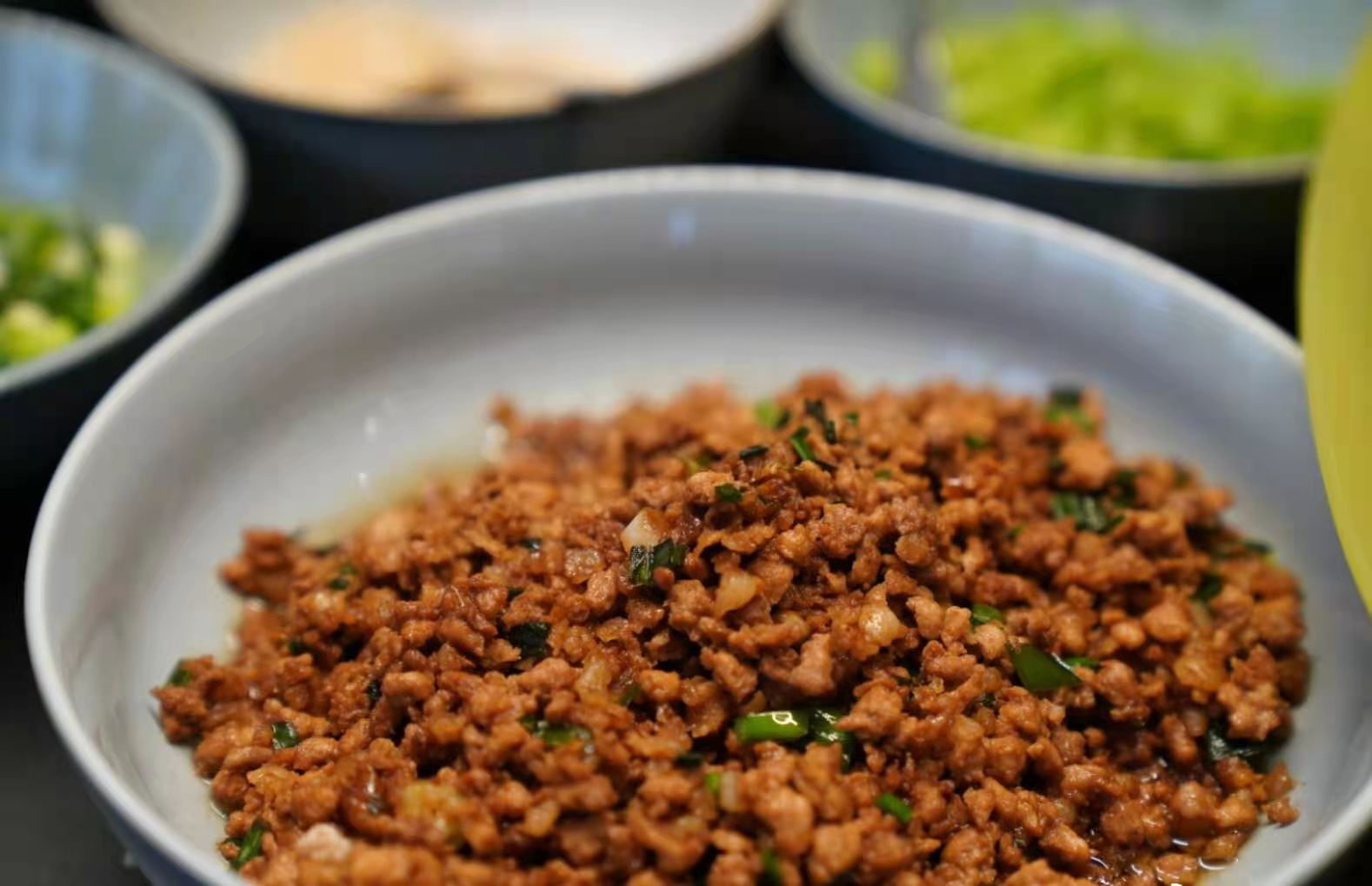 孙莉晒黄磊做的晚饭，面条的配料太“花里胡哨”，网友：第一回见