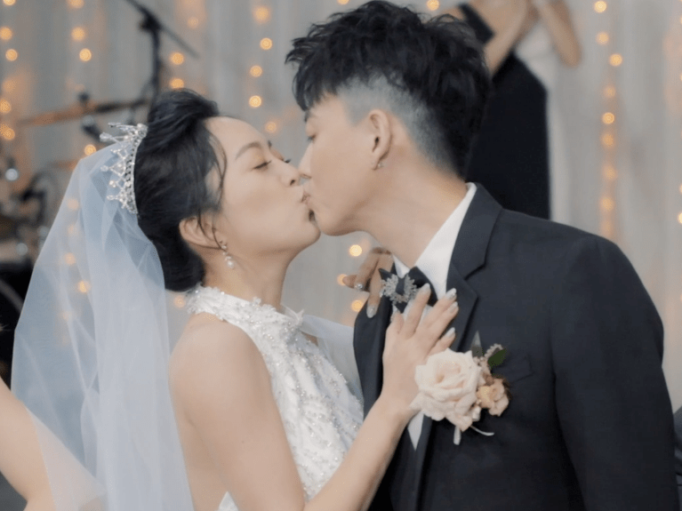 黑涩会美眉举行婚礼，7名成员齐聚当伴娘，这也