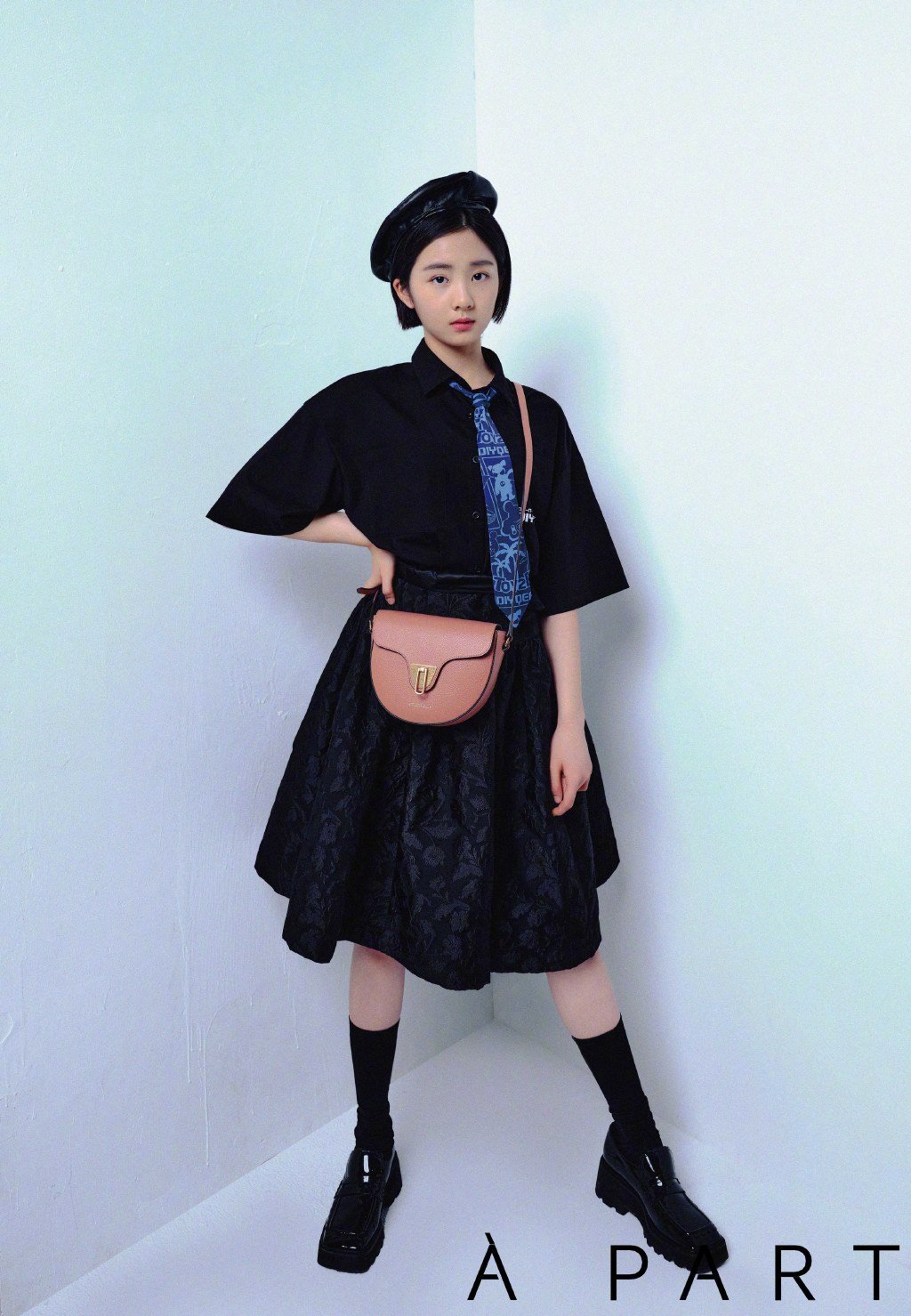 黄多多首组个人大片，复古雀斑妆终于不苦相，