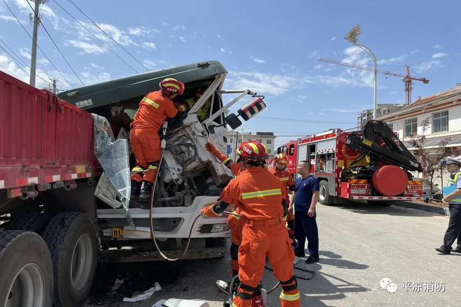 平凉市灵台消防救援大队成功处置“货车追尾”交通事故