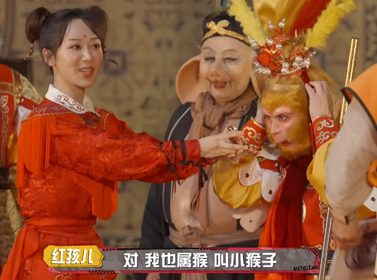 這才叫藝術家！62歲六小齡童再演孫悟空，下臺立刻檢驗妝容