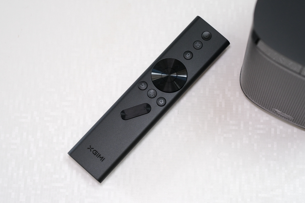 极米Play超悦版投影仪，内置大容量电池，解决户外使用的痛点