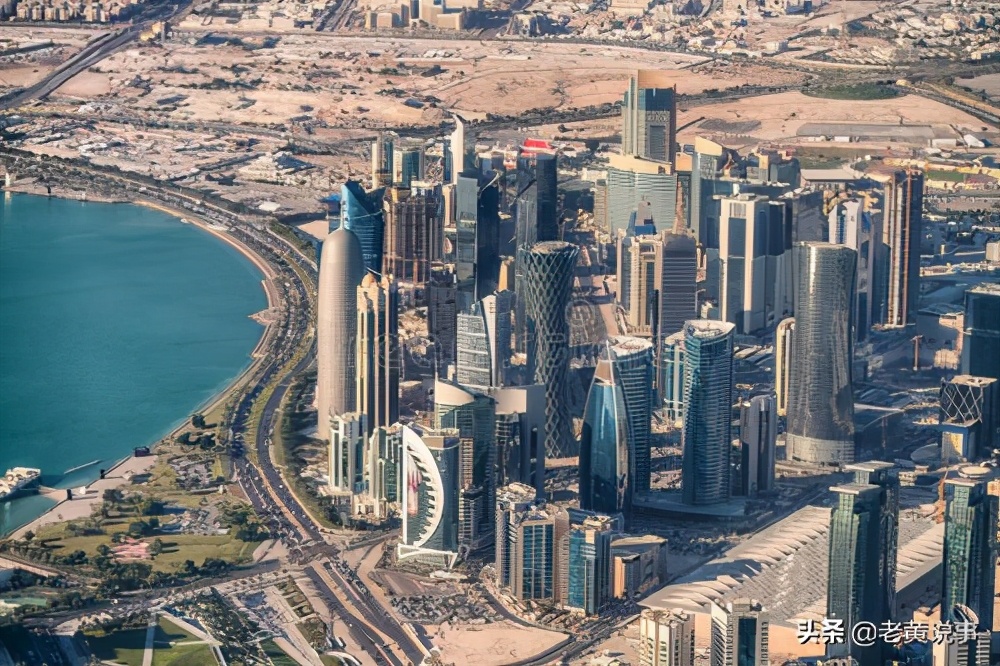 国王外出度假，银行账户突然被冻结，儿子来电：我已经继位了