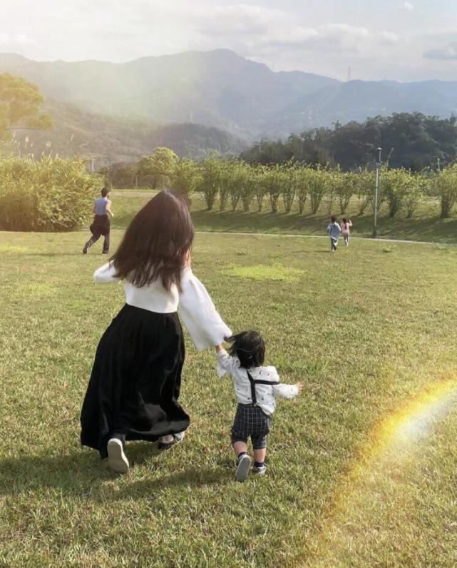 王力宏带妻子饭局闷头只顾吃，娇妻李靓蕾温柔大方，生三胎身材好