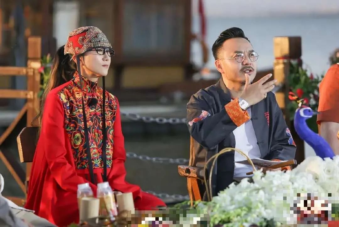 杨丽萍新照只剩骨架，瘦如竹竿皮肤糙，不穿民