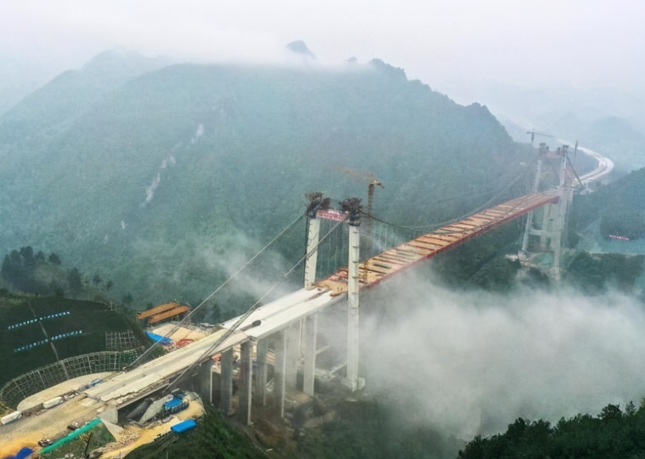 贵州在建一座大桥，双向6车道，是中国山区最宽的钢桁梁悬索桥