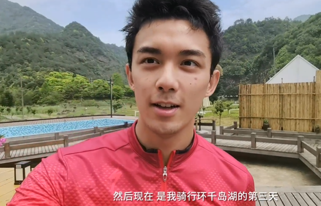 21岁童星吴磊自曝长胖10斤，难挡健硕肌肉，和童年样子大不同