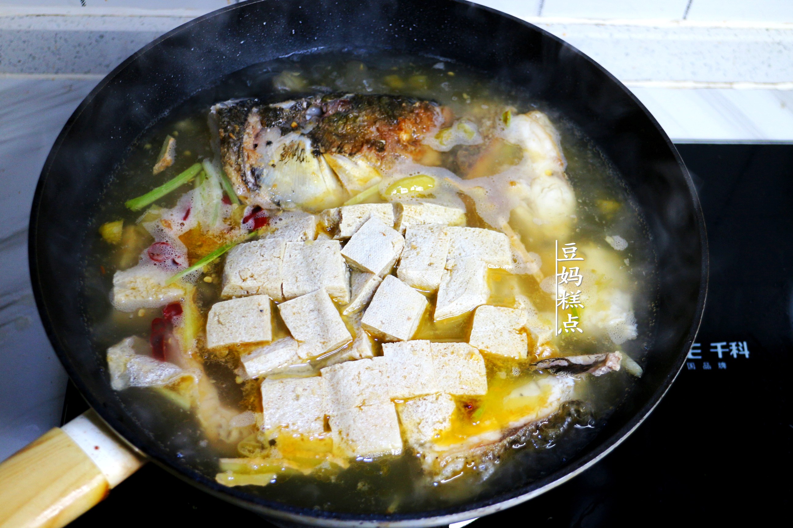 天越冷，我越喜歡這樣吃豆腐，隨便一燉，入口爆汁