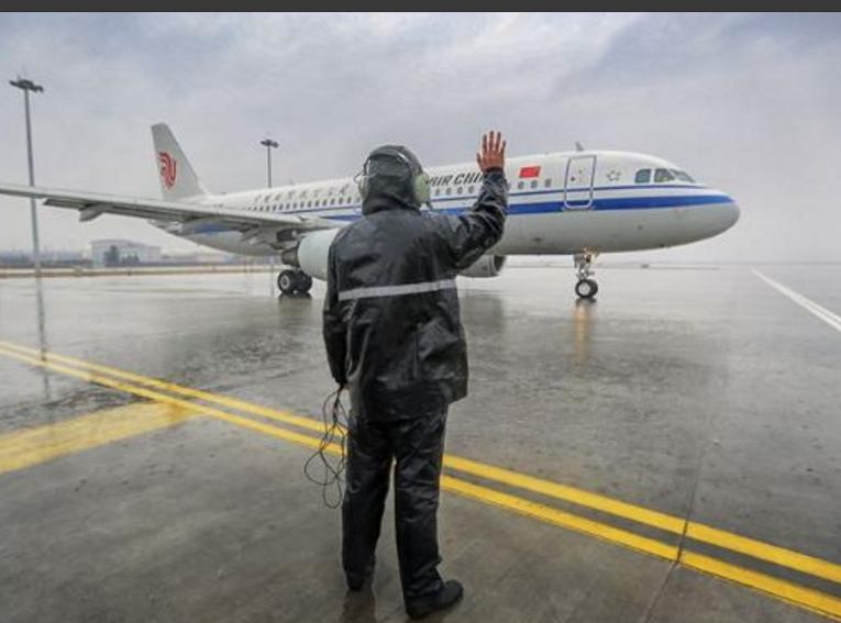 为什么飞机要起飞时，下面的工作人员会挥手？