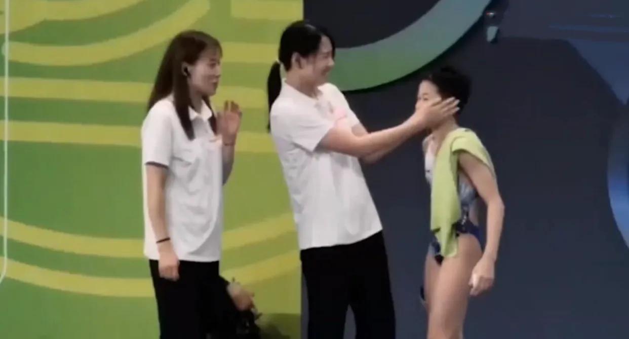 击碎质疑！全红婵训练赛再现“水花消失术”，征服师姐被疯狂揉脸