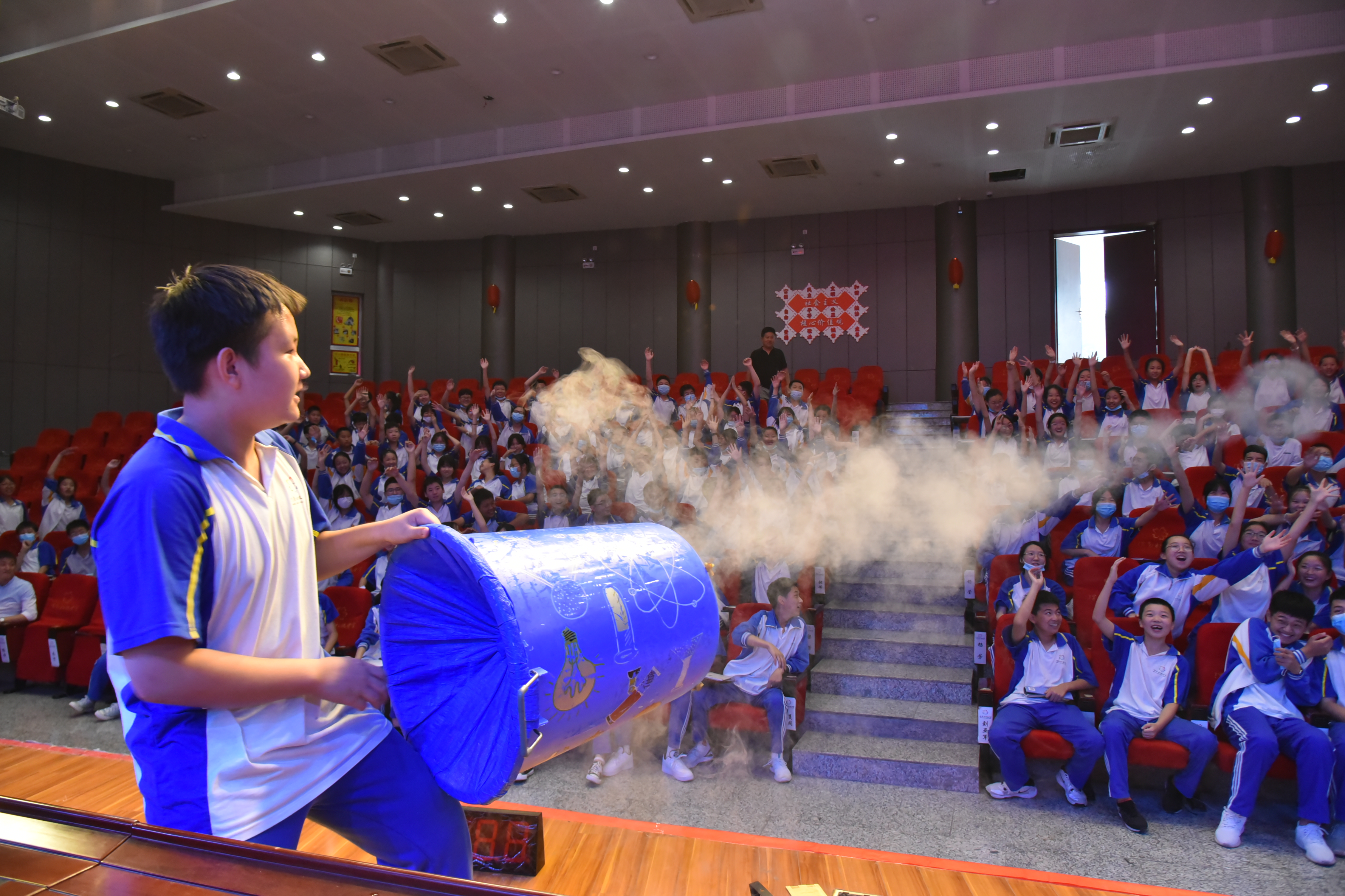 2020年全国科普日"大手拉小手"科学实验展演活动走进渭南初级中学（图）