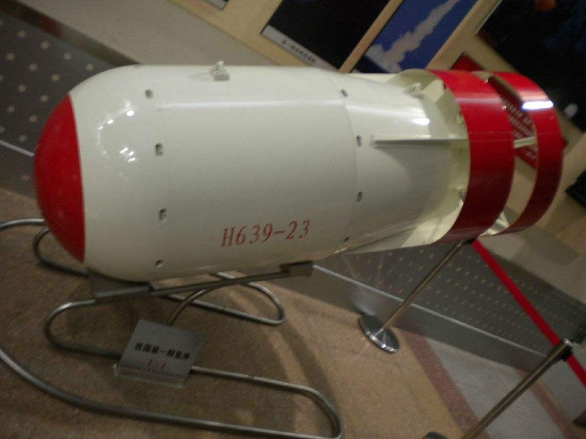 当中国第一颗原子弹试爆成功后，美、苏、英、