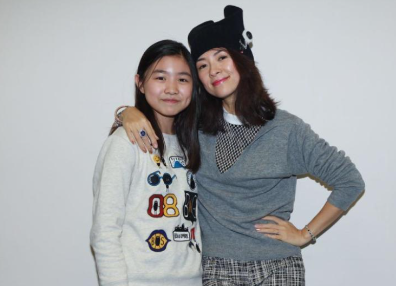汪峰罕带家人聚餐，俩女儿姐妹情深惹人羡，章子怡妈妈拎包似保姆
