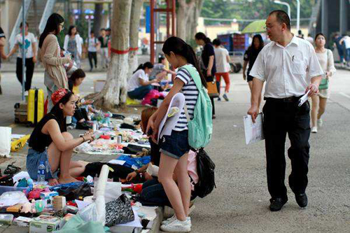 允许摆地摊，对高价门面房会形成打击吗？