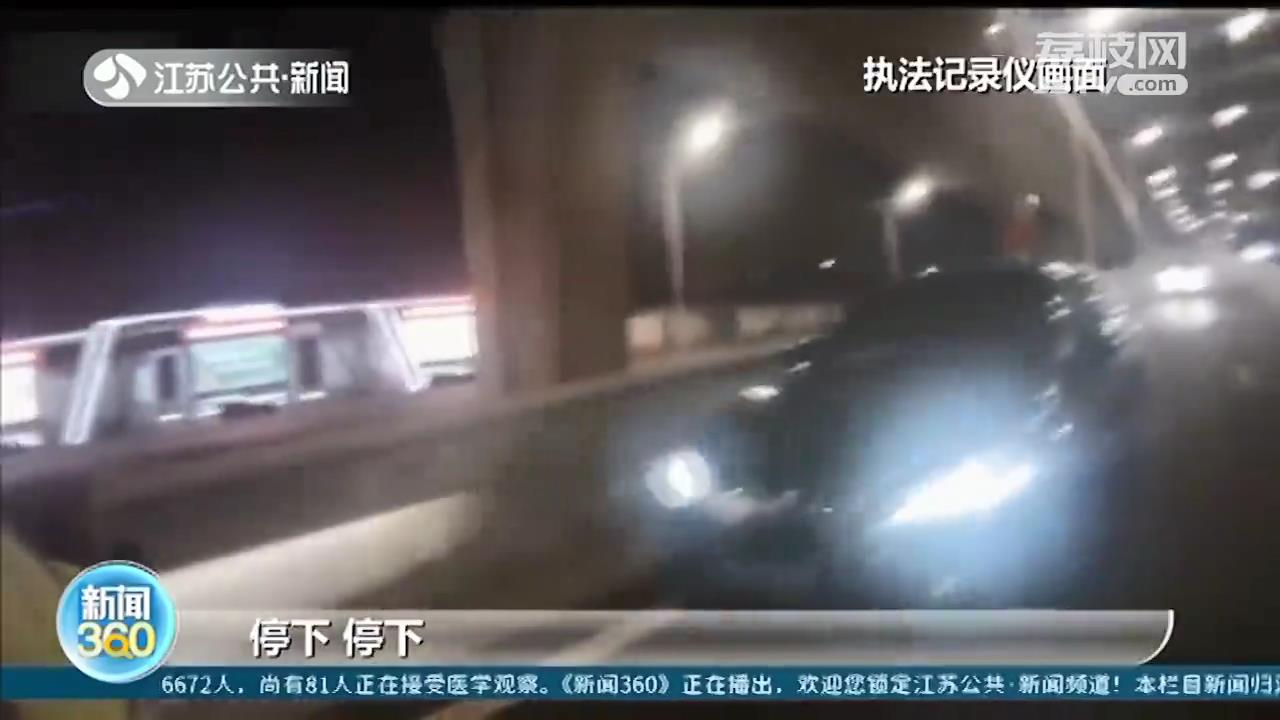 酒司机看到检查站躲到后排座位，“无人驾驶”轿车滑行撞上警车
