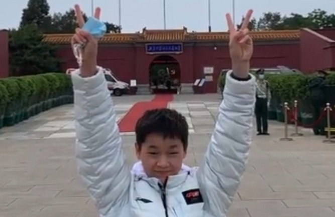 笑死！全红婵让陈艾森买帽子，戴反后仍得意炫耀，成独角犀牛