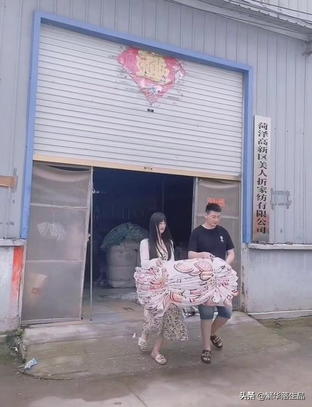 大衣哥儿媳再次支援河南，和丈夫互动甜蜜，妆容精致穿长裙