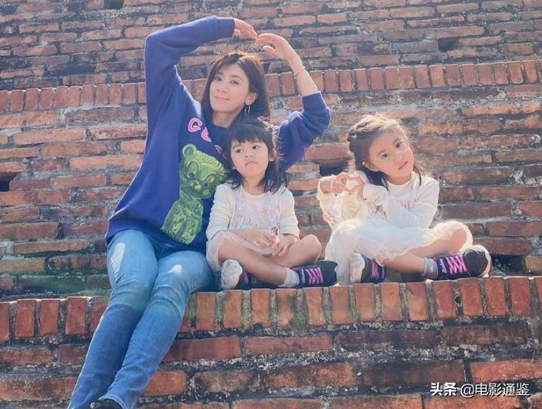 咘咘波妞又有新旅遊照！ 姐姐乖巧又養眼，3歲妹妹裝淑女啦