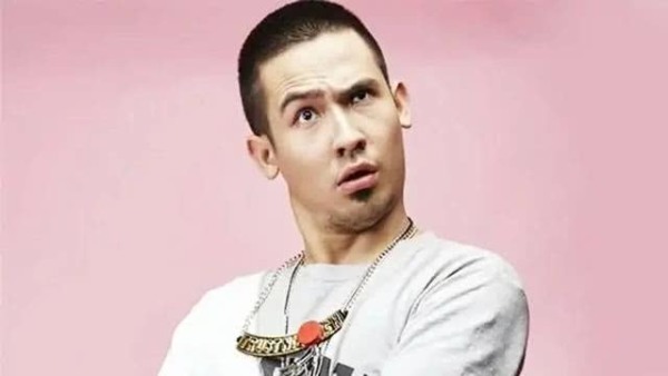 笑果文化凉了？卡姆带多人聚众吸毒被拘留，公