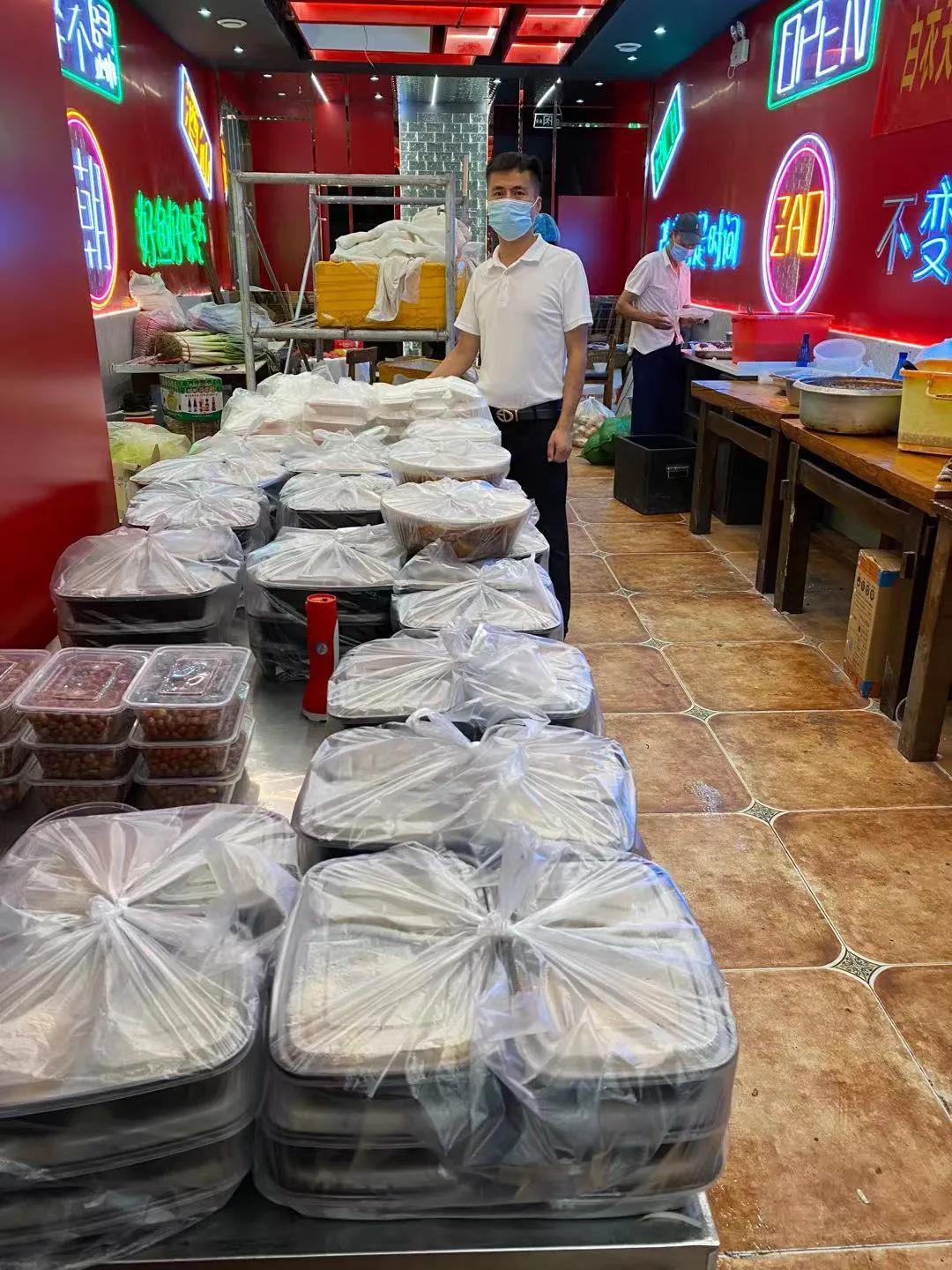 献爱心 同抗疫——商丘王弟鱼头免费为医护人员送午餐