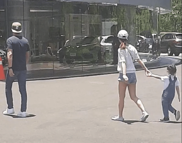 林心如下厨为女儿做美食，小海豚声音意外出镜，喊“拔拔”超甜