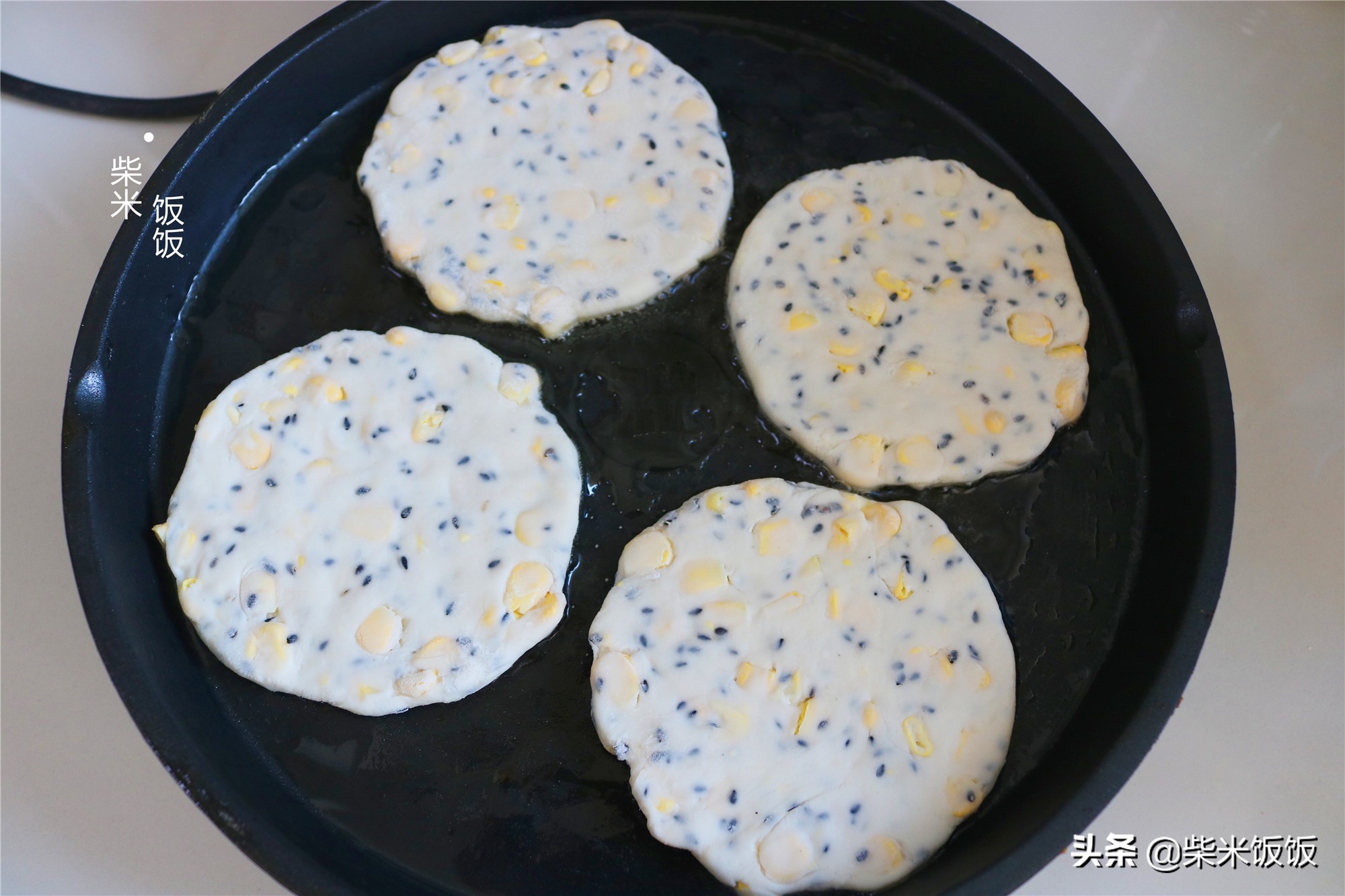 夏季玉米正鮮嫩，搭配這兩種麵粉烙餅，又香又軟，早餐吃很合適