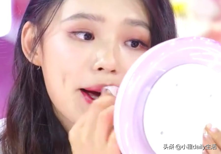 趁林允卸妆郑爽拿手机拍照，当林允卸完后看清颜值，她可真敢拍