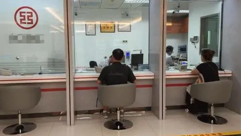 在银行挤破头,抢啥?