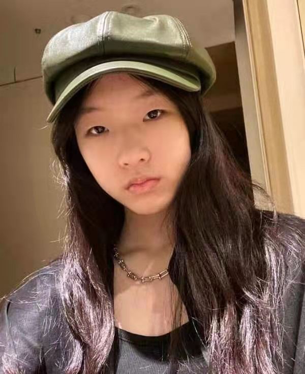 小S大女儿晒美照！15岁穿露脐装搭高腰裤秀身材，天生高级脸