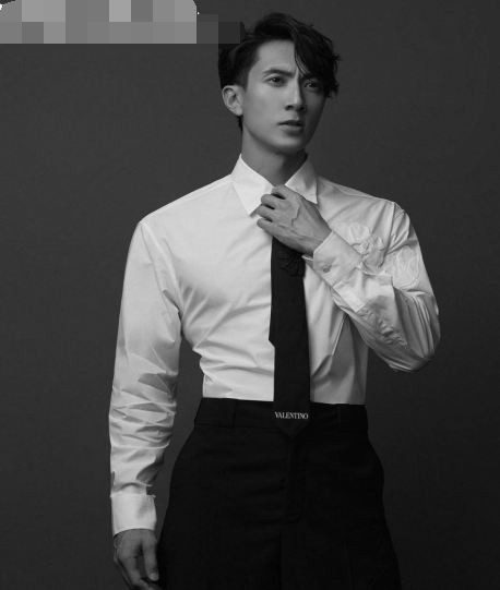 吴尊赤裸上身拍封面，秀八块腹肌青筋凸起，网友：流口水了