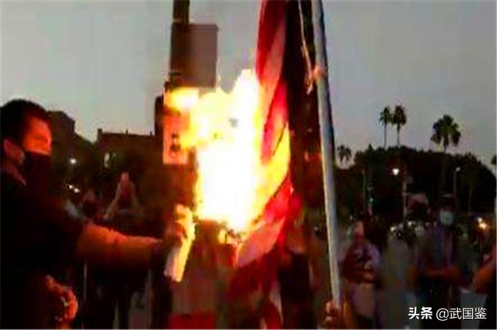 示威现场枪声大作，7人倒在血泊中，美国骚乱持续升级