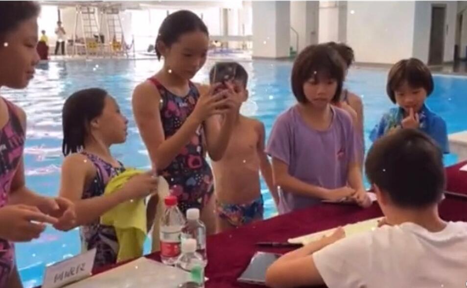 何威仪拎包，陈艾森护送，全红婵变团宠，小队员偶遇红姐兴奋捂嘴
