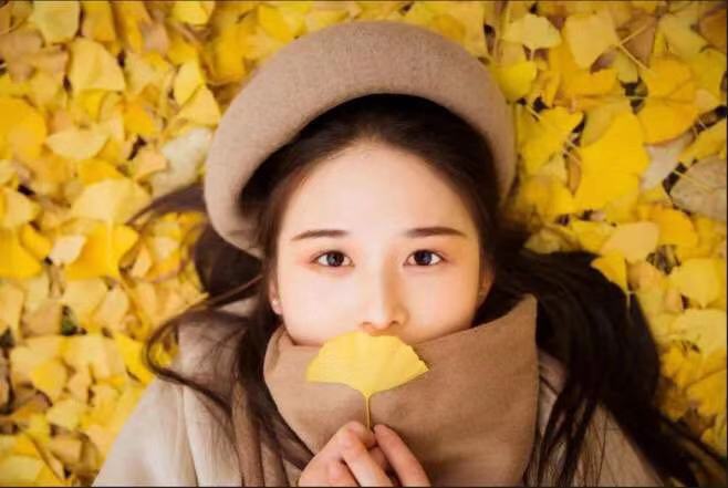 晚秋落叶季，如何穿搭才能拍出大片的感觉（附拍照姿势）？