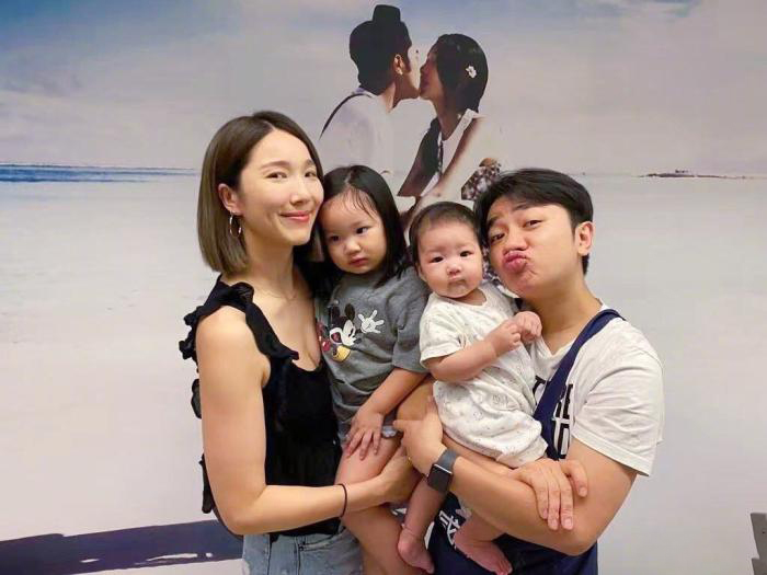 李亚男带大女儿坐旋转木马，互动温馨有爱，和王祖蓝同台合唱超甜