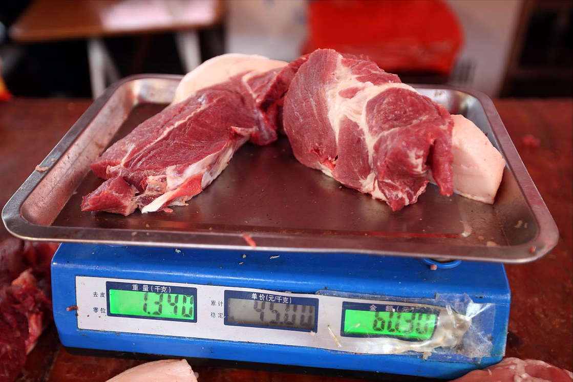 猪价惨遭“蹂躏”，行情跌跌不休，猪肉降价达8元，会不会再降？