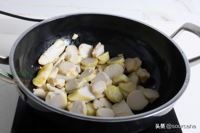 煮芋头汤时加菜心，浓稠香滑，菜心翠绿清甜、处暑之后要常吃