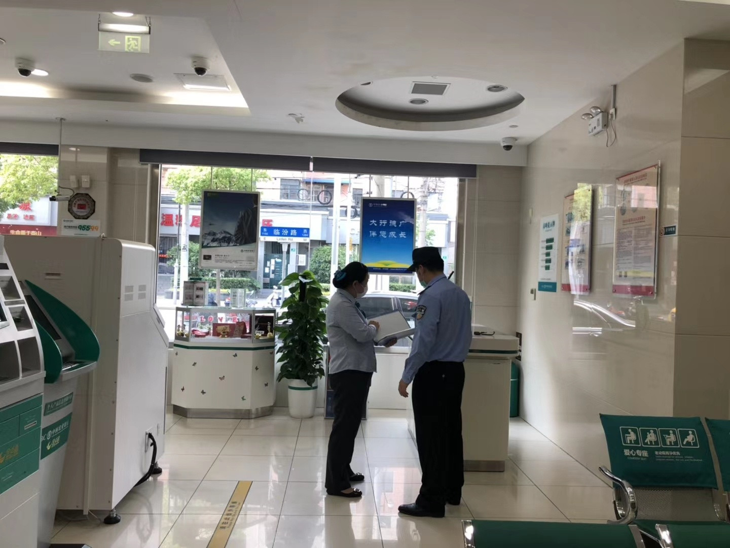 怎么劝都不听，就是要汇8万元给熟人买理财产品，结果