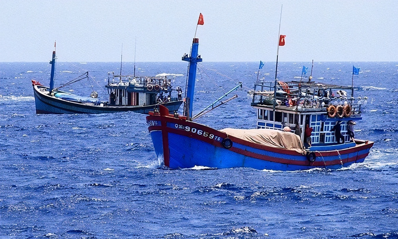 美国海岸警卫队登中国渔船，掠夺海参扣押鱼获