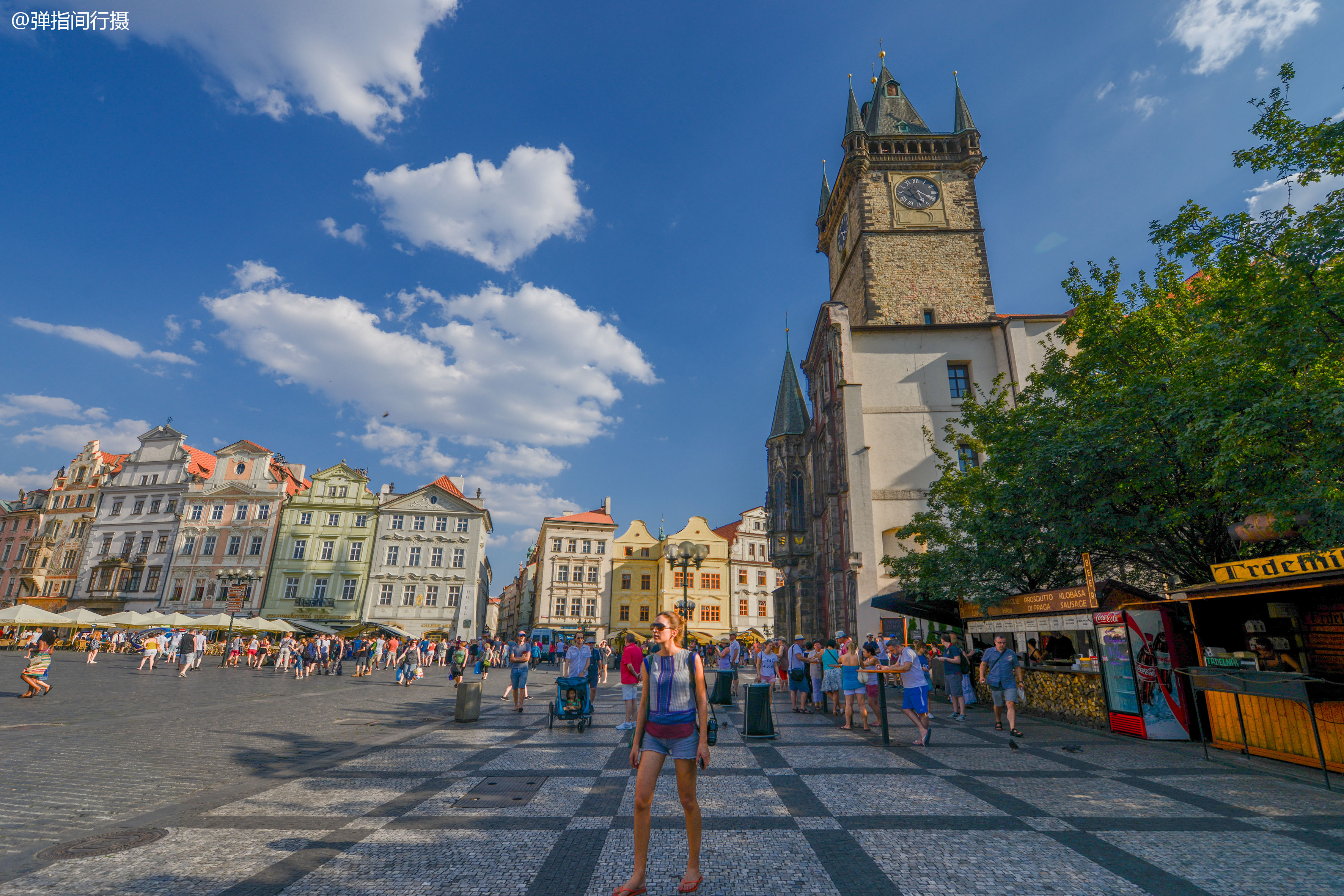 【携程攻略】布拉格布拉格老城广场景点,典型的中世纪教堂，游人、露天餐厅、街头艺人组成了亮丽的风景线，非…
