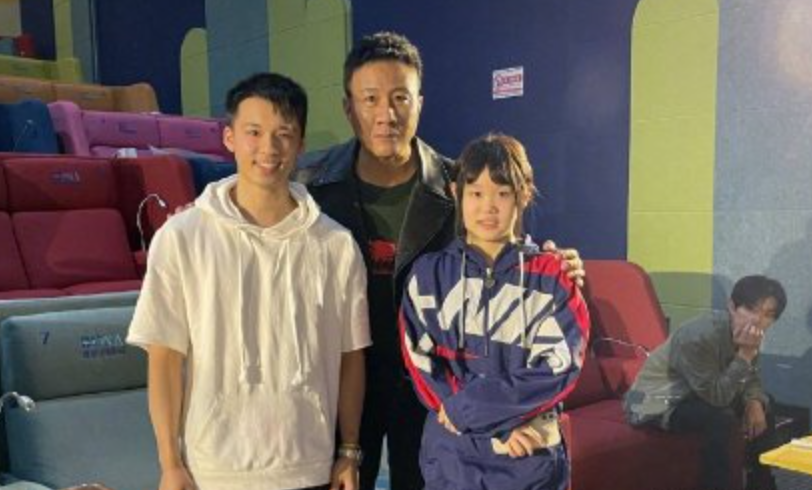 奥运冠军全红婵游动物园，喂食长颈鹿吓到后退，模仿猩猩逗笑众人