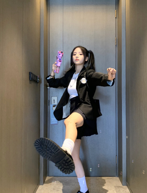 杨超越挑战jk学生风，白长袜穿成“堆堆袜”，这