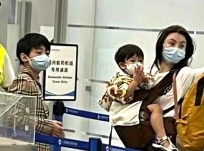 張柏芝罕帶仨兒走機場，長子高冷似謝霆鋒，幼子正臉曝光太像老二