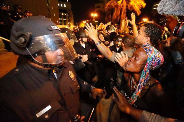 33城集体暴动，疫情带来经济衰退，种族问题成压