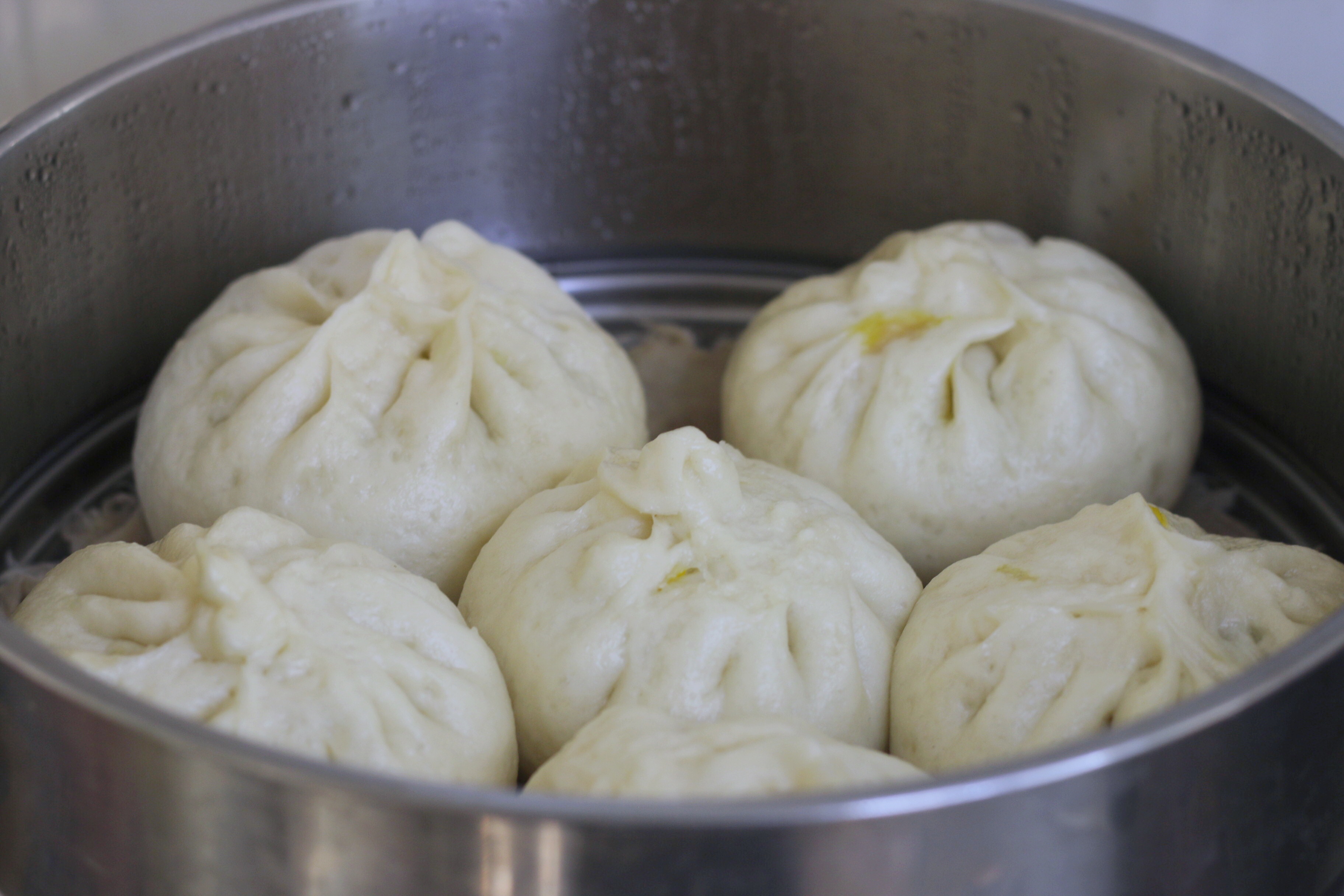 用南瓜和豆腐做素馅儿包，无需过多调料，蒸出来比肉包子都香