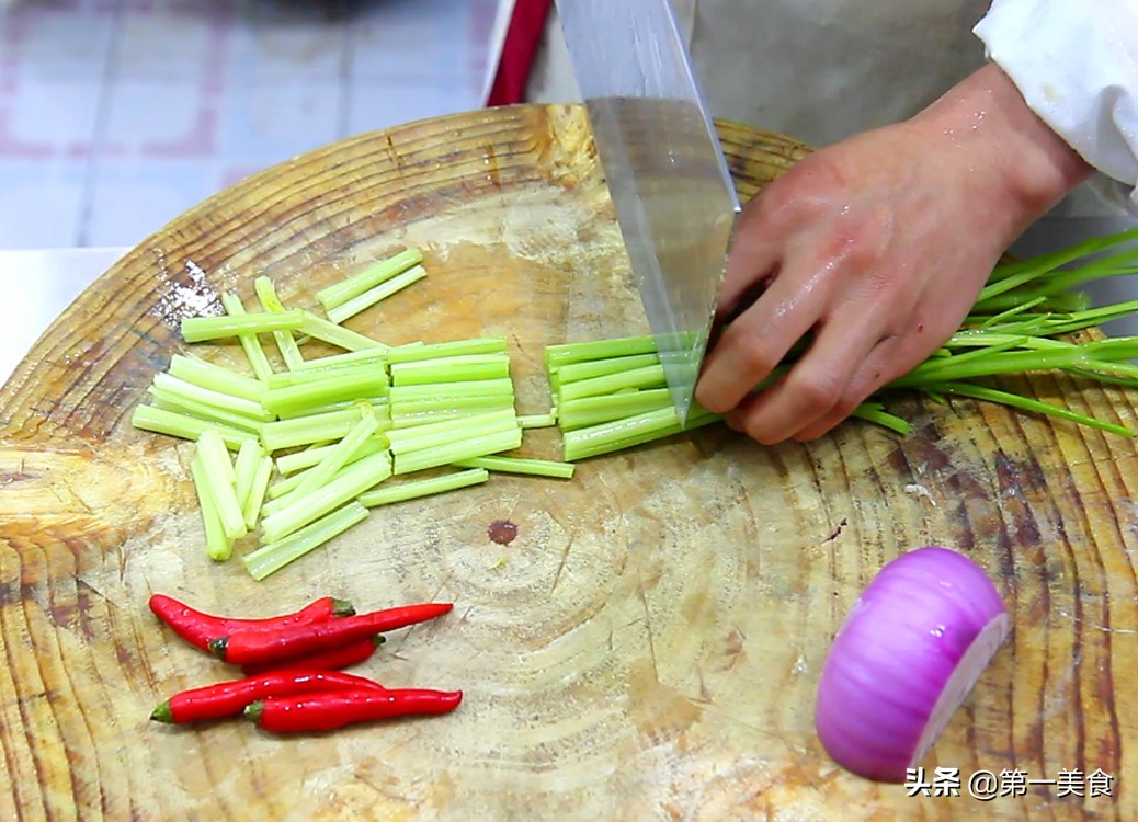 图片[7]-鸡胸肉怎么做才好吃 大厨教你做麻辣鸡丝 鸡丝嫩滑 麻辣鲜香-起舞食谱网