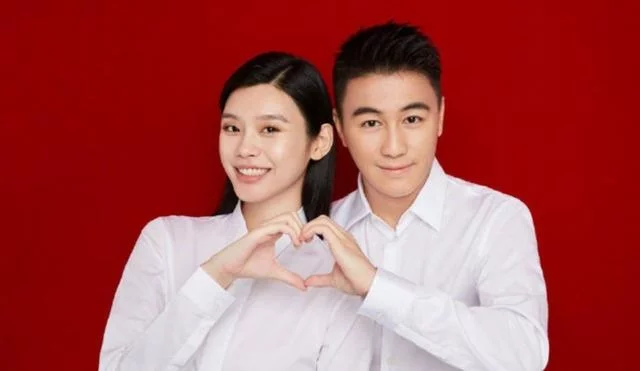 何猷君用“笑哭”的表情悼念何鸿燊,奚梦瑶的